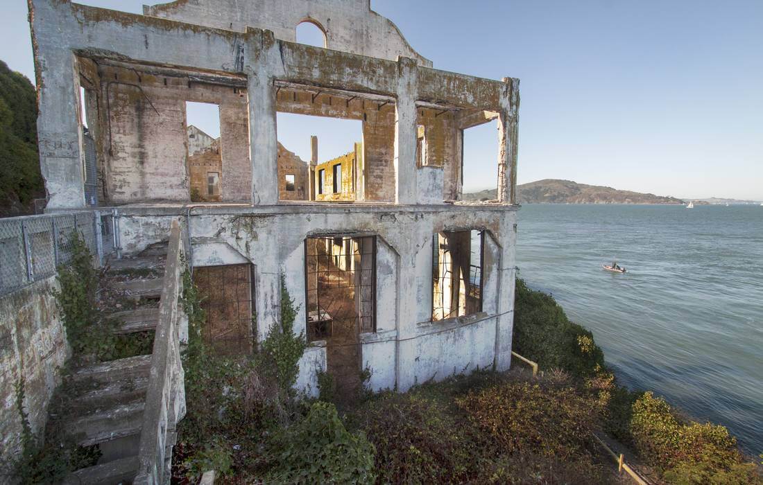 Развалины и остатки зданий на острове Алькатрас в Сан-Франциско - American Butler