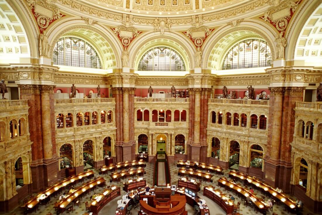 Фото главного читального зала в здание Библиотеки Конгресса в Вашингтоне — American Butler