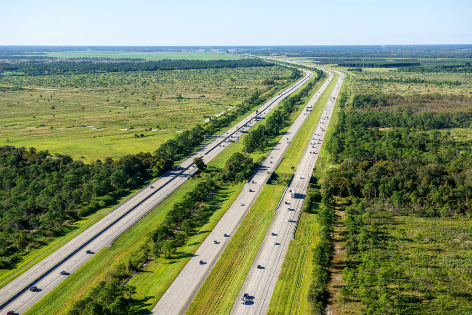 10 special rules of the traffic laws in the USA — photo of the highway from above in Florida — American Butler