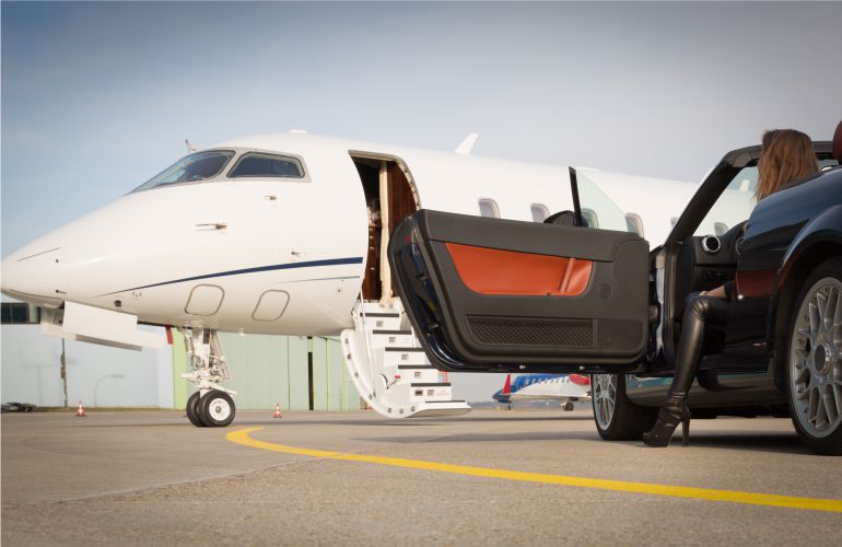 Фотография частного самолета и автомобиля кабриолета в аэропорту Майами — American Butler