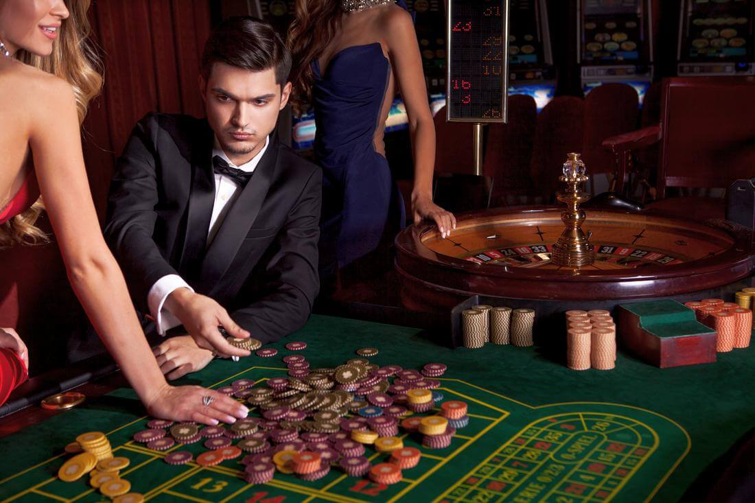 Casino in the USA — photo of a guy playing roulette in the best casino in Miami — American Butler