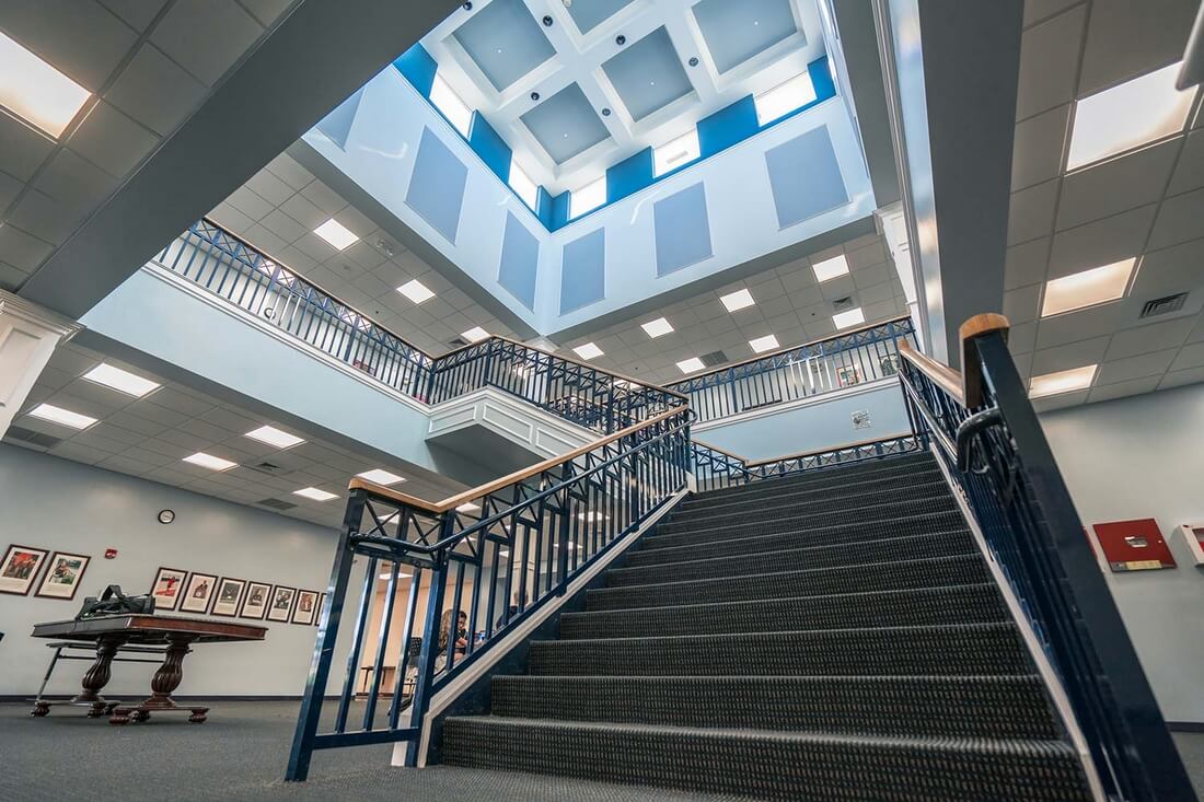 Фото коридоров в North Broward Prepatory School во Флориде — American Butler