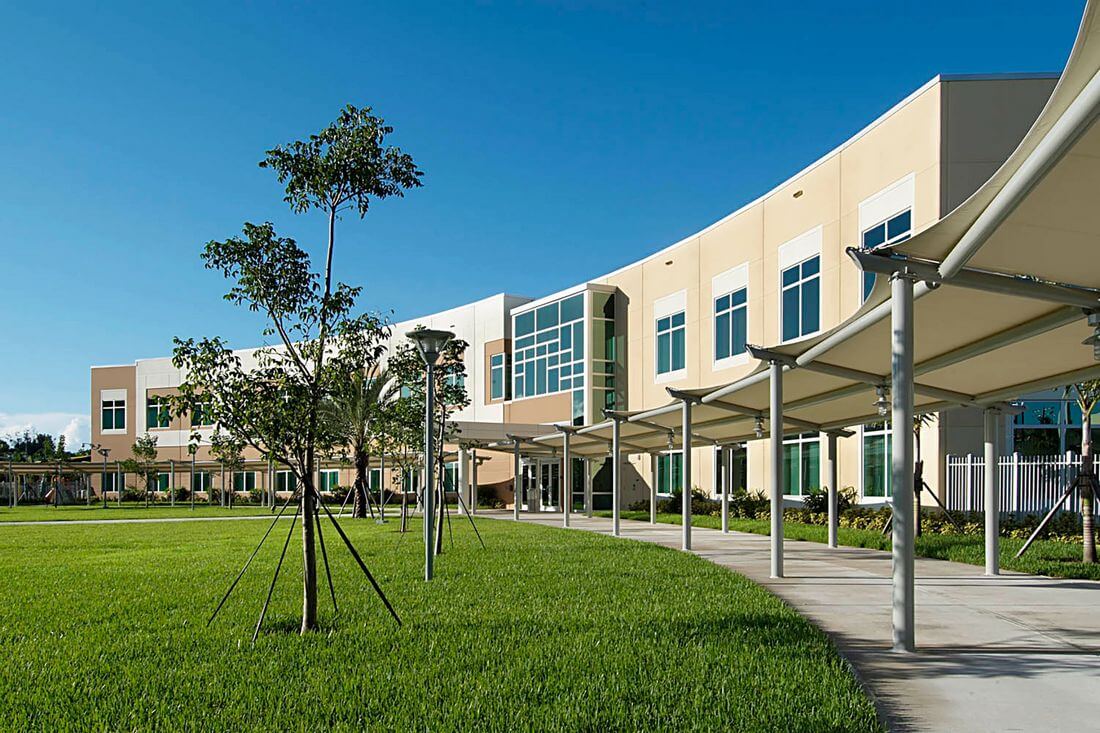 Nova University School — фото фасада младшей школы во Флориде — American Butler