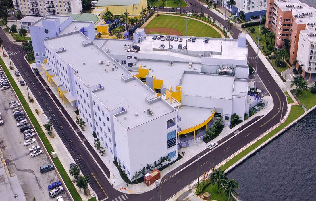 Муниципальная школа в Санни-Айлс-Бич, Майами - фото сверху - American Butler
