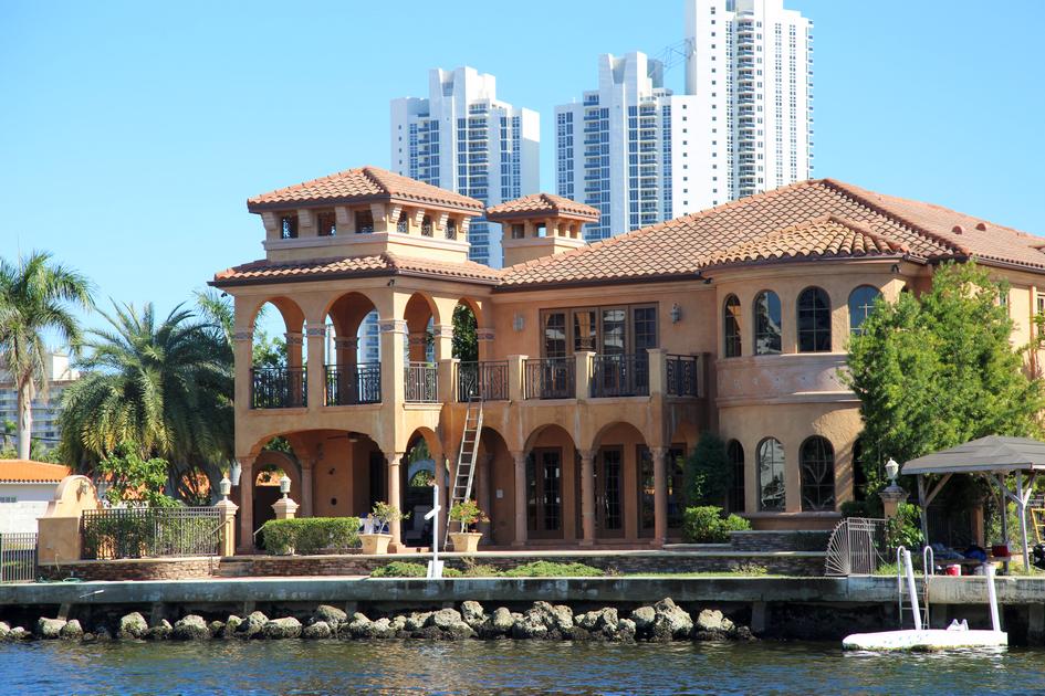 Buying a house in Miami - photos of an elite villa in Golden Beach at a good price - American Butler