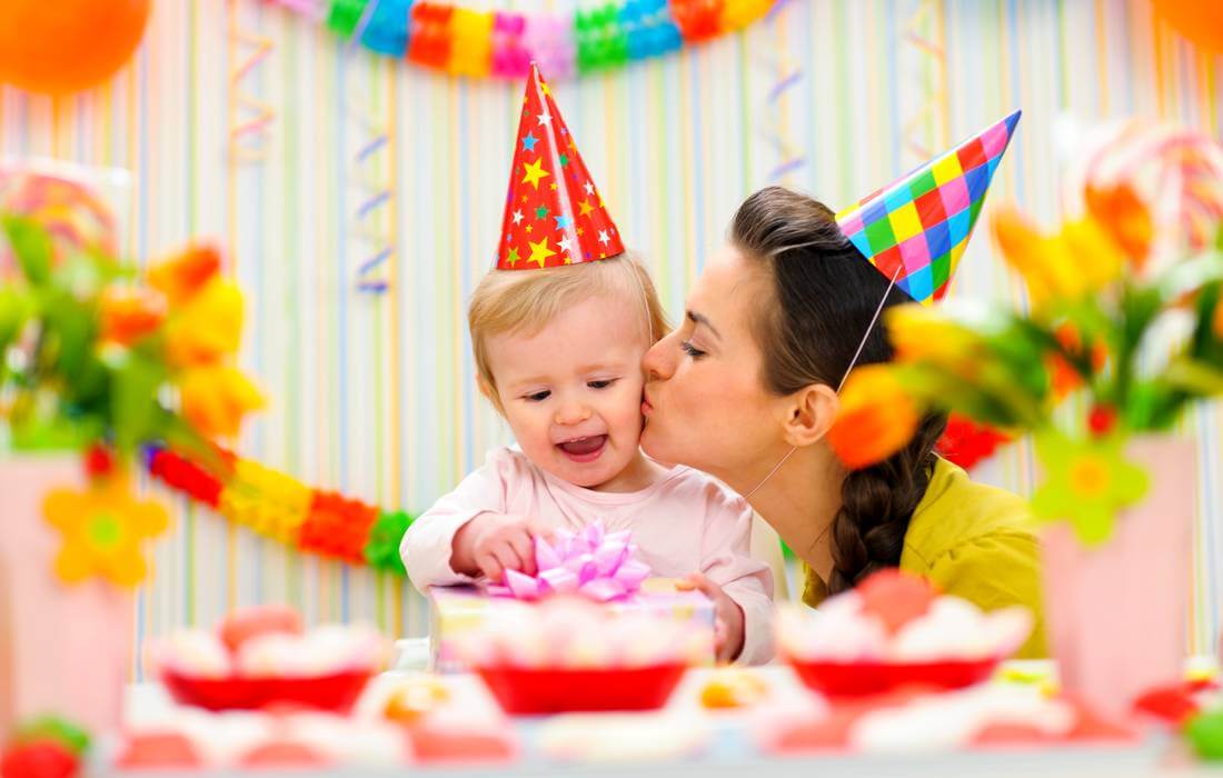 Organization and holding children's parties in Miami – mom kisses birthday girl – American Butler
