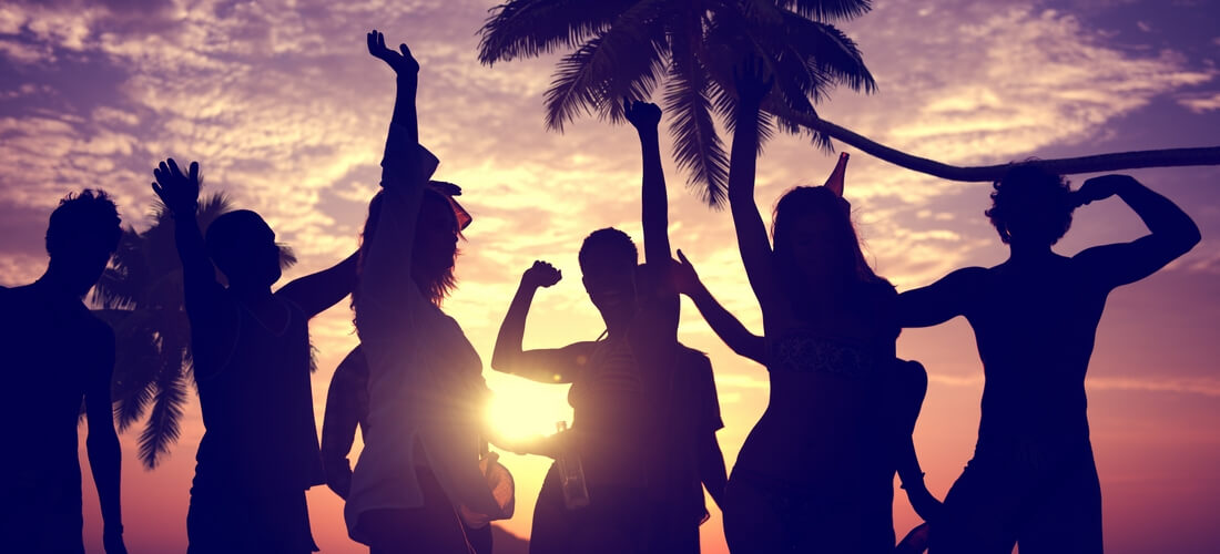 Организация развлекательных вечеринок в Майами — фото людей на пляже — American Butler