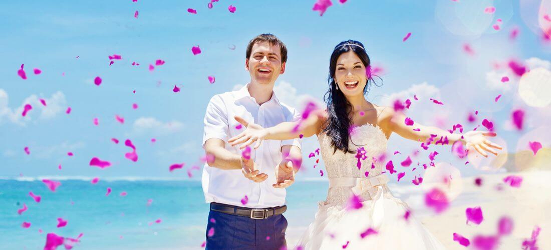 Organization and holding weddings in Miami on a turnkey basis – photo of the bride and groom on the beach against the background of the ocean – American Butler