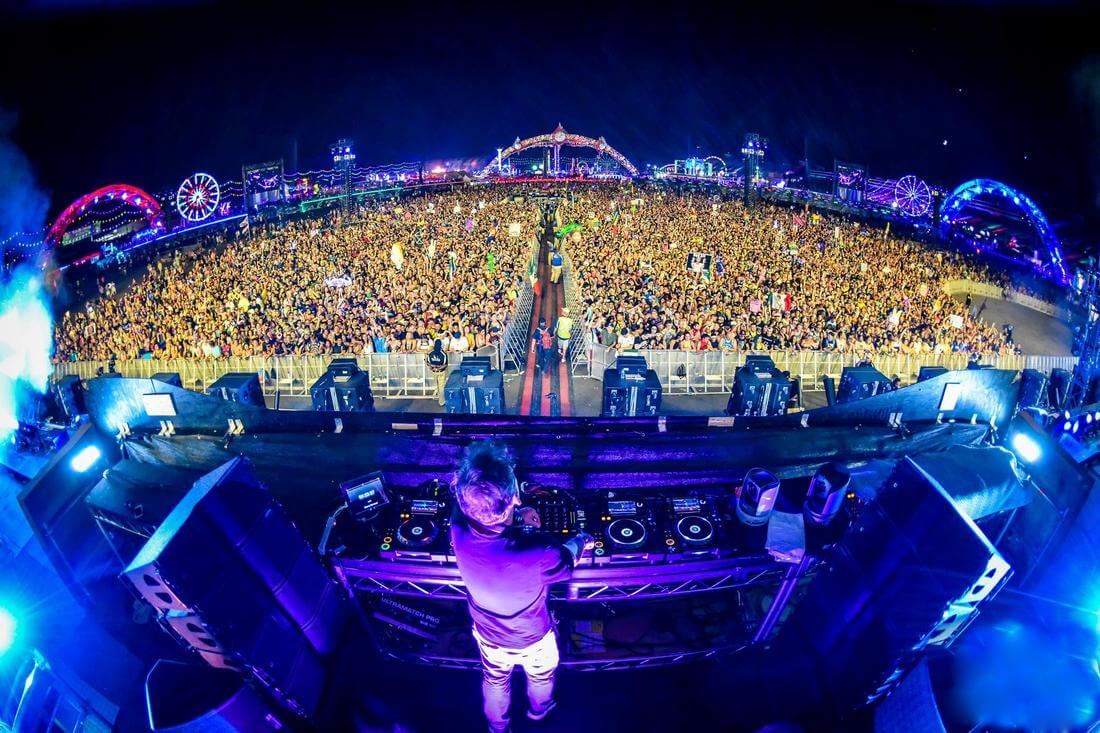Photo DJ and crowd at the Electric Daisy Carnival in Las Vegas — American Butler