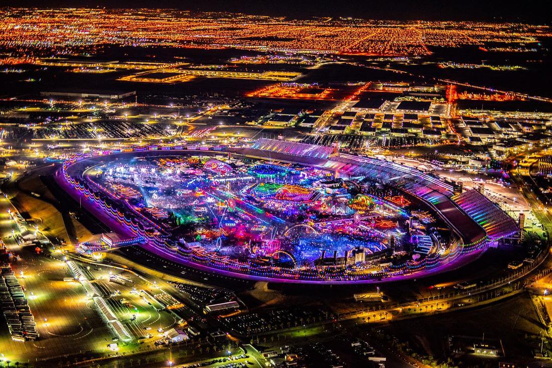 Top view of the square and size of the electronic music festival Electric Daisy Carnival in Las Vegas — American Butler