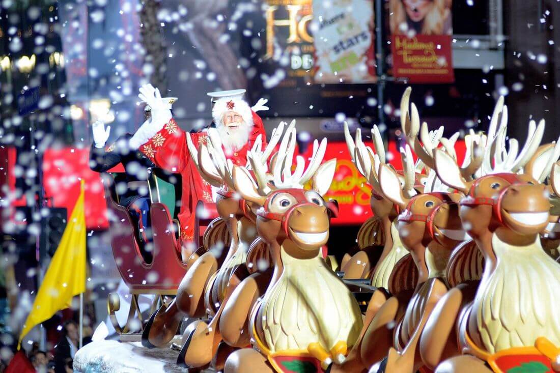 Рождественский парад в Голливуде — фото Санта-Клауса на оленях — American Butler