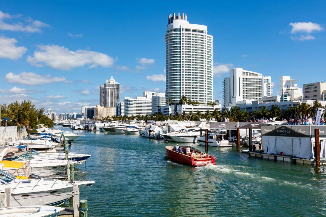 Miami International Boat Show — фото яхт на причале — American Butler