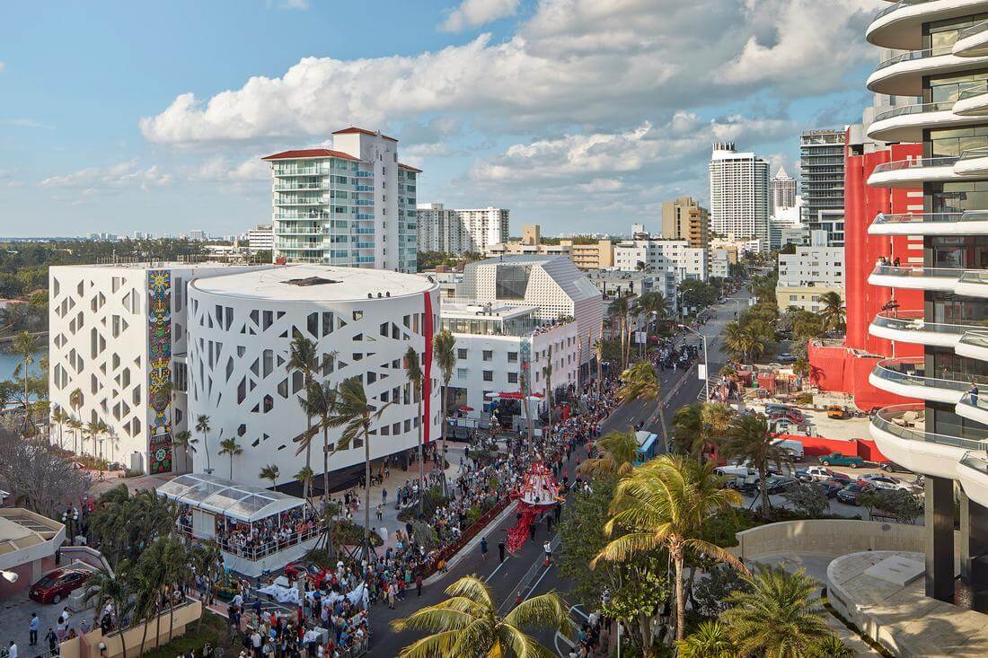Winter Music Conference (WMC) Miami Beach — фото выставки в районе отеля Фаена — American Butler