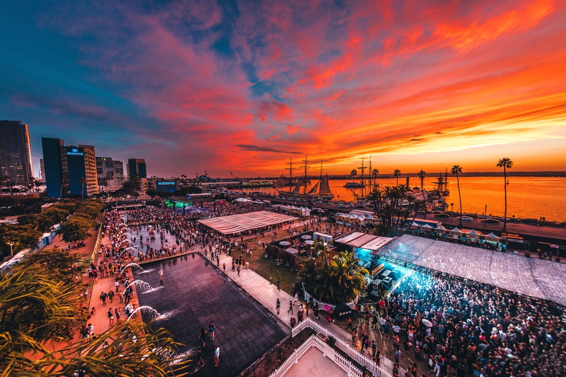 CRSSD Festival — photo of holidaymakers in the evening — American Butler
