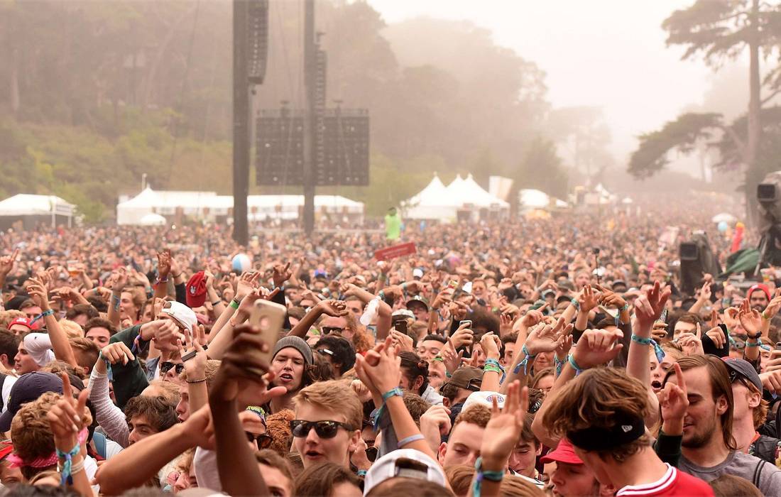 Уличные фестивали в Сан-Франциско - фото толпы на музыкальном фестивале - American Butler