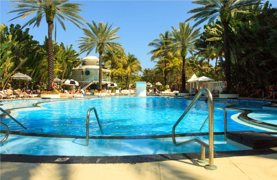 Фото бассейна на территории отеля в Майами на берегу океана - American Butler