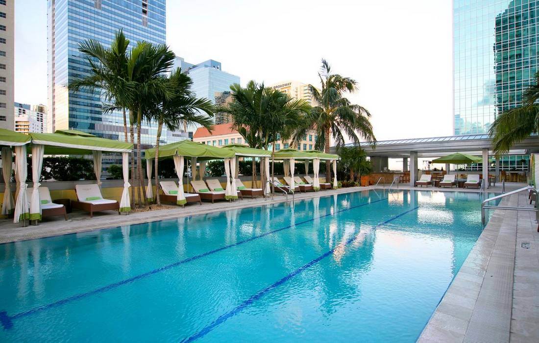 Отель Conrad Miami - вид на отель возле бассейна - American Butler