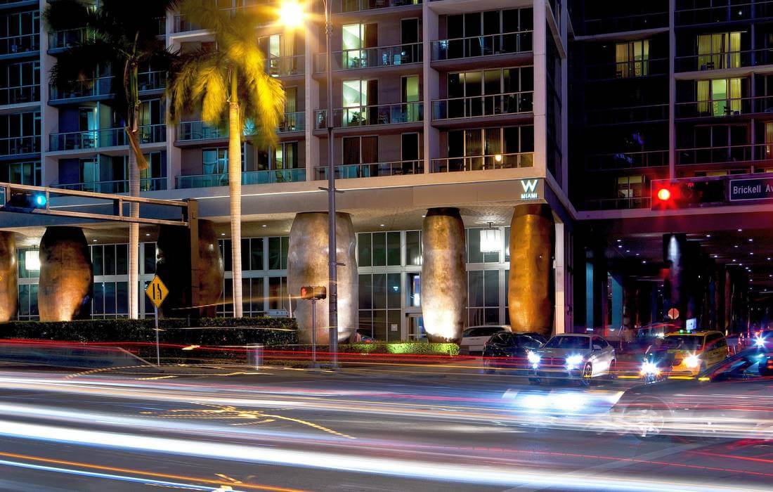 Главный вход в отель W в Майами - American Butler