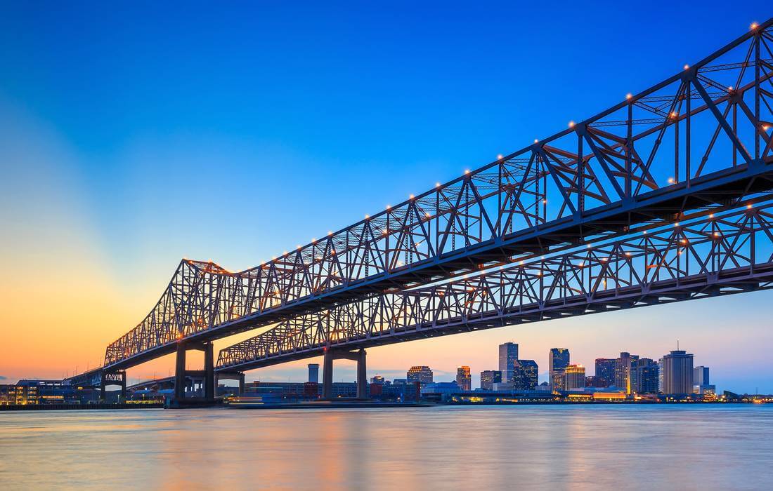 The main symbol of the Pelican and the stupid laws of Louisiana - photo of bridges in New Orleans - American Butler