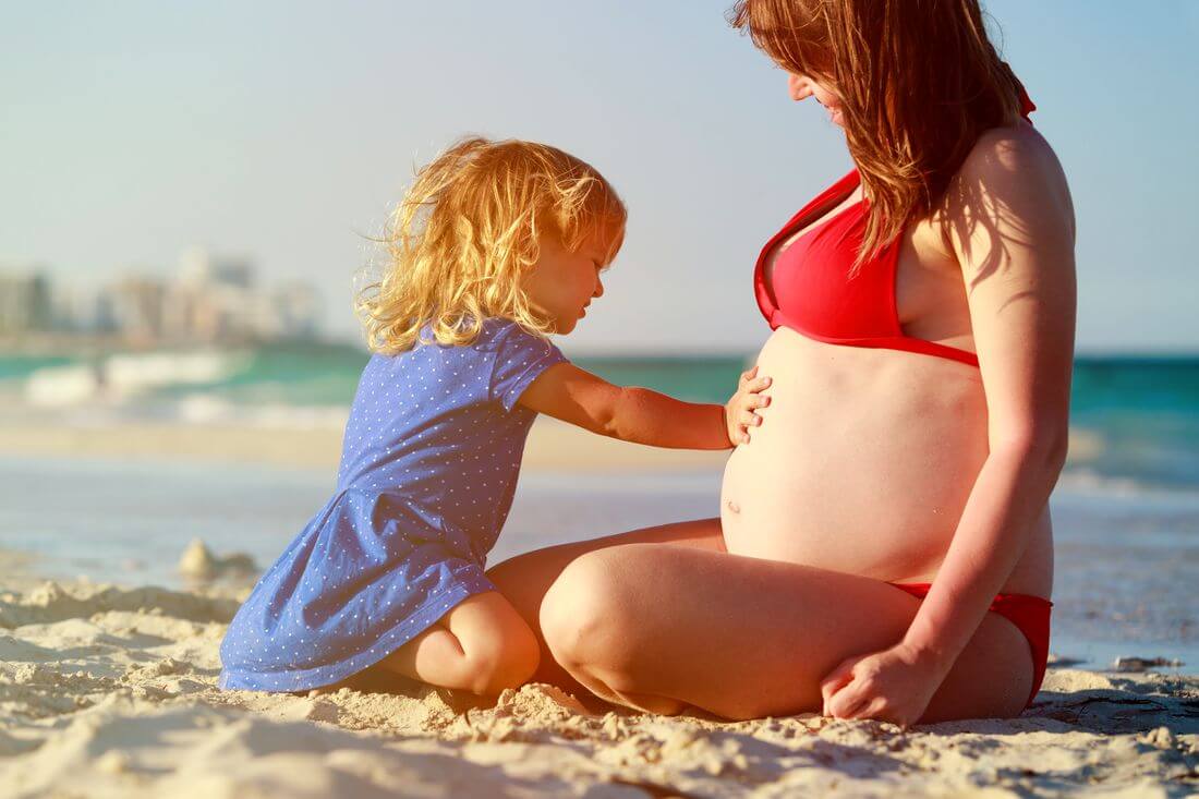 Роды в Майами — фото беременной женщины на пляже с ребёнком — American Butler
