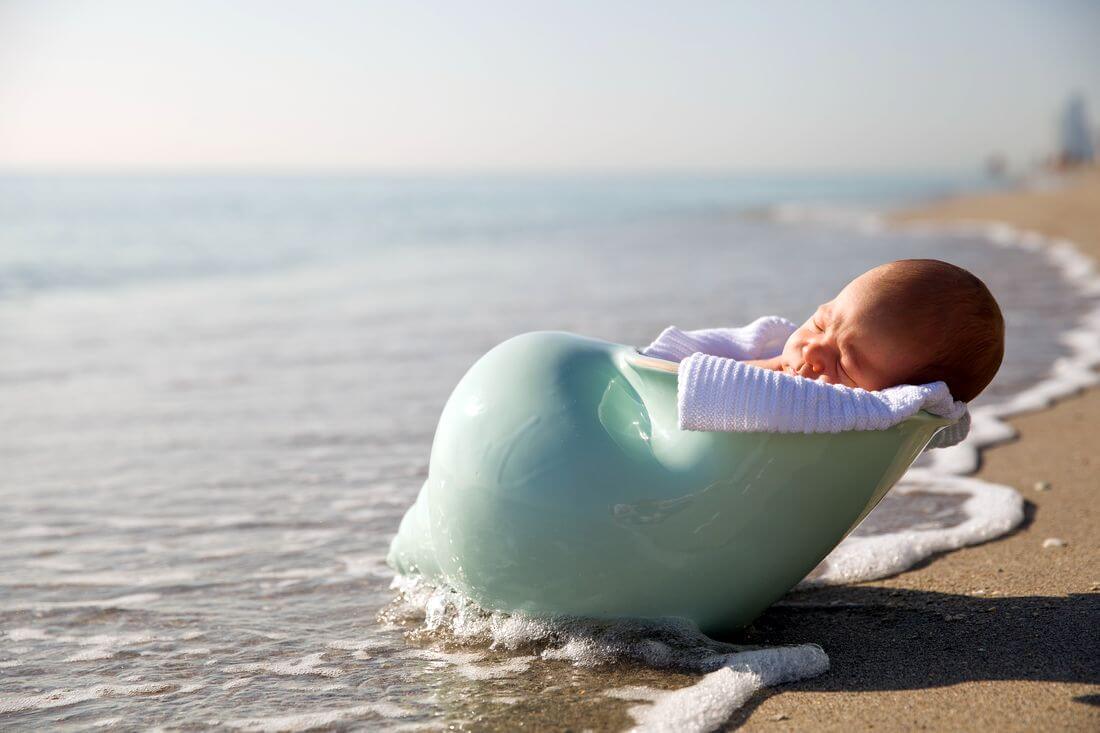 Childbirth in the USA - photo of a baby in a basket on a beach in Miami - American Butler