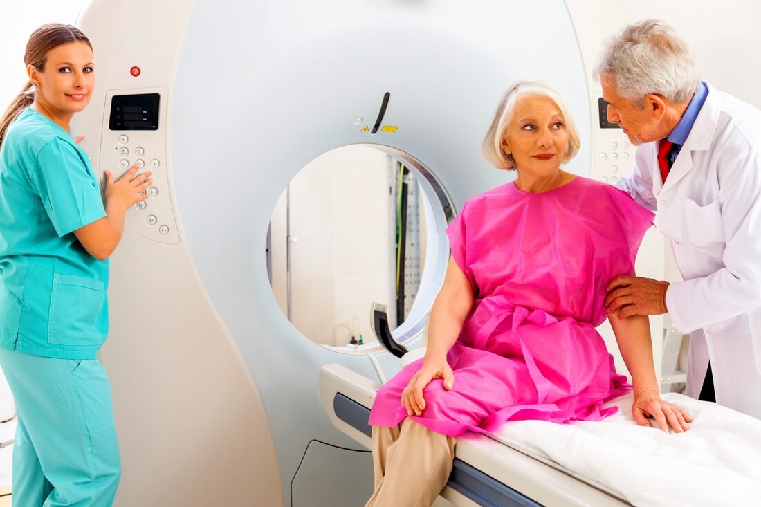 Лечение рака онкологии в США — фото доктора на обследование пациента — American Butler