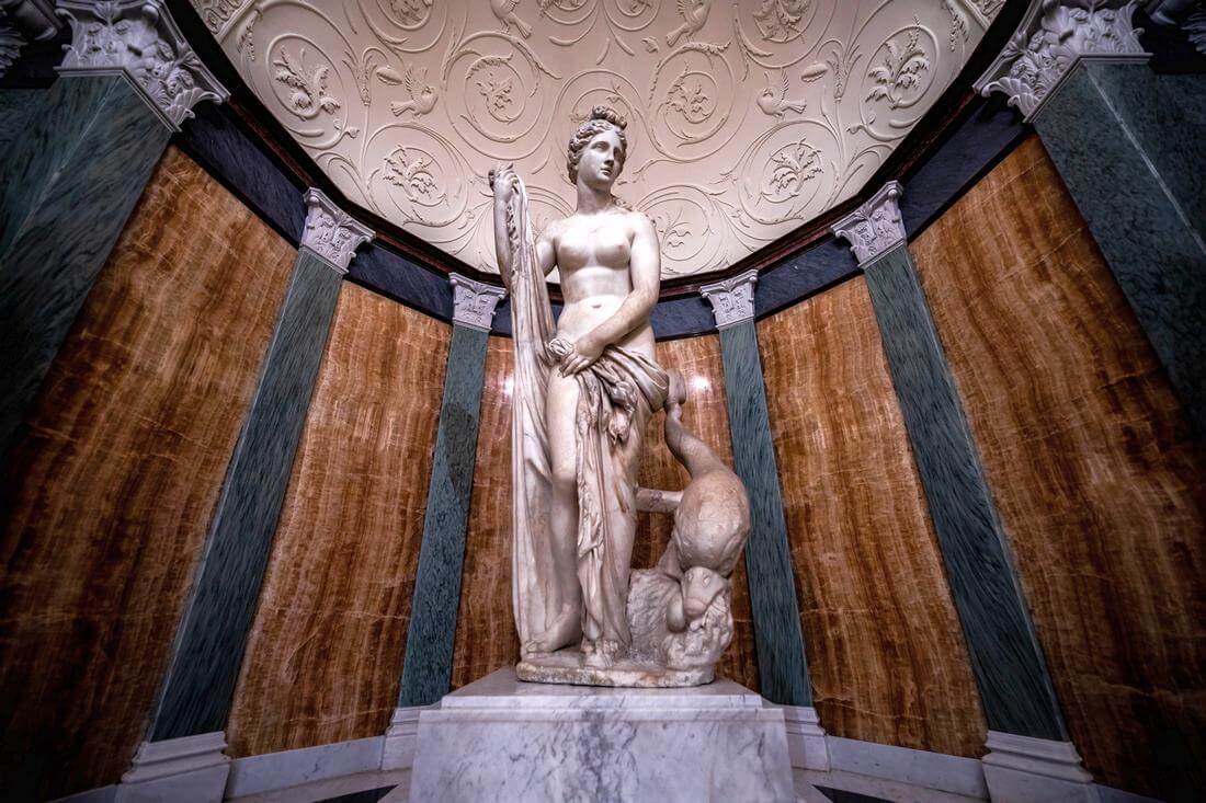 Фото интерьера и статуи на Вилле Гетти в Калифорнии - American Butler