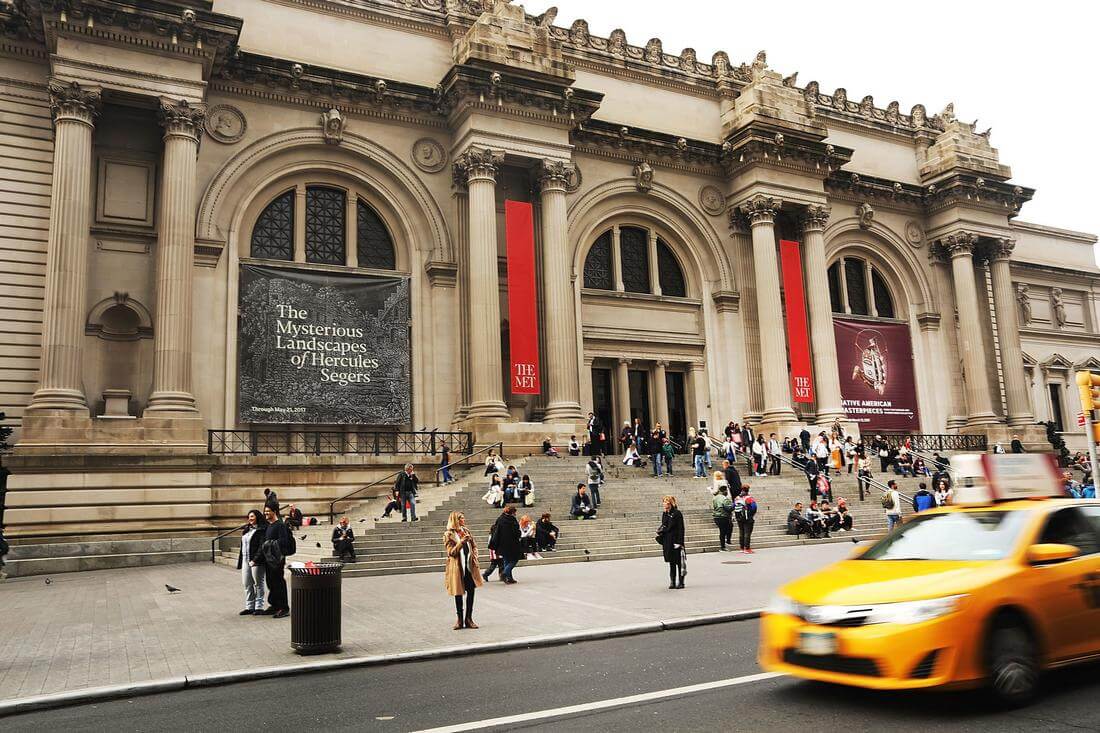 Фото входа в Метрополитен-музей в Нью-Йорке - American Butler