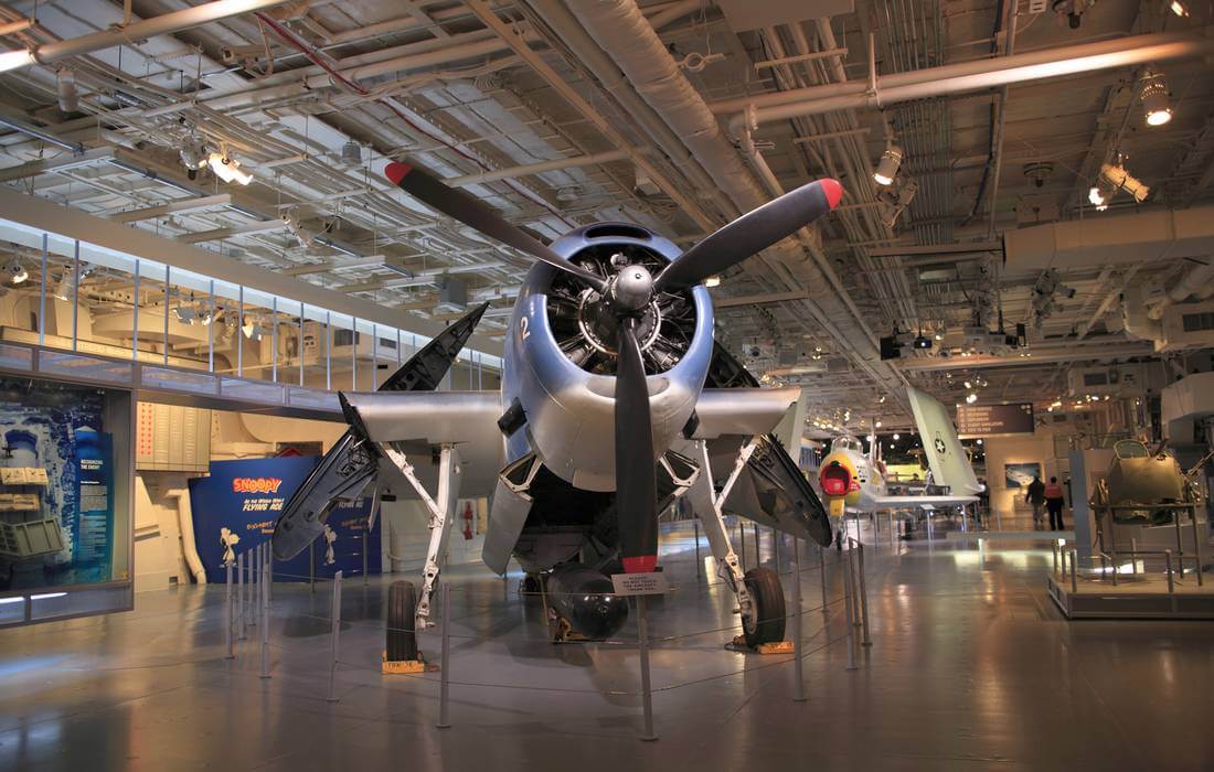 Музей-авианосец Интрепид в Нью-Йорке - фото самолета - American Butler