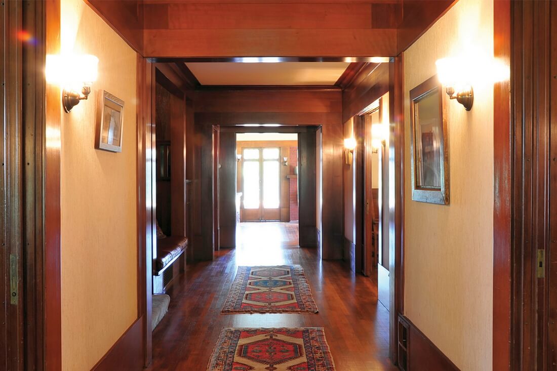 Фото коридора в доме-музее Марстона — American Butler