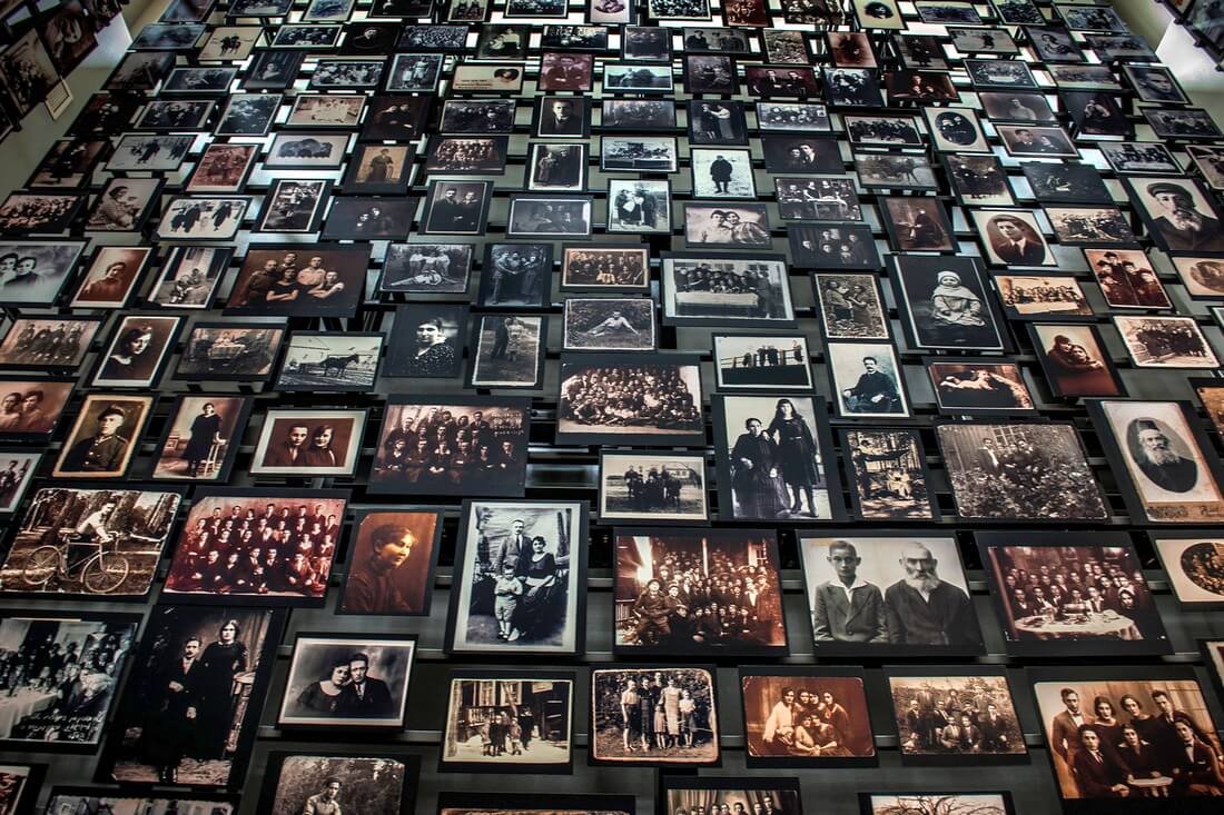 Стена фотографий в музее Холокоста в Вашингтоне — American Butler