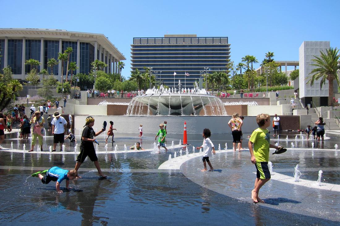 Фото детей и людей в Гранд-Парке в Лос-Анджелесе, США - American Butler