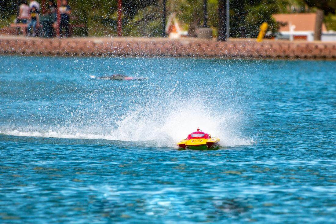 Развлечения в Сансет-парке в Лас-Вегасе — фото соревнований на скоростных игрушечных лодках — American Butler