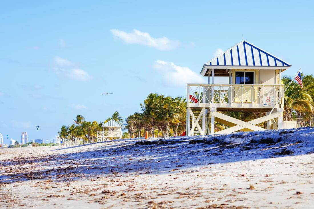 Крэндон парк в Майами — фото спасательной будки на пляже — American Butler