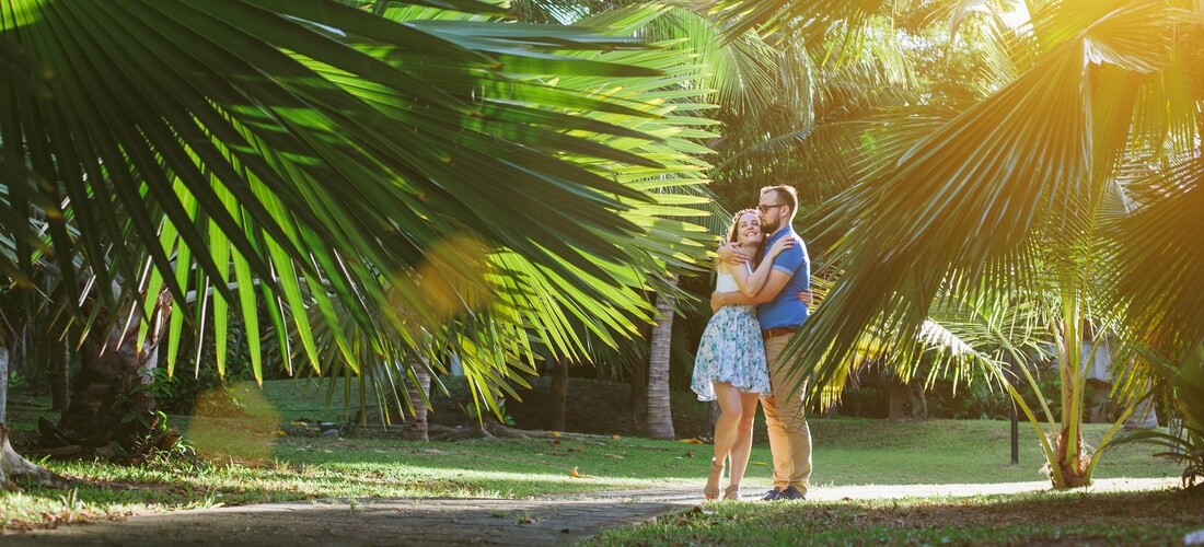 Заповедники и парки в Майами — фото красивой девушки и парня на прогулке — American Butler