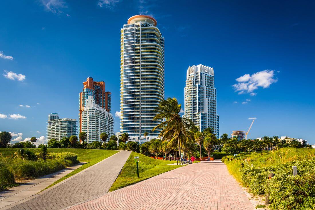 Саут-Поинт парк в Майами-бич — фото вида на город — American Butler