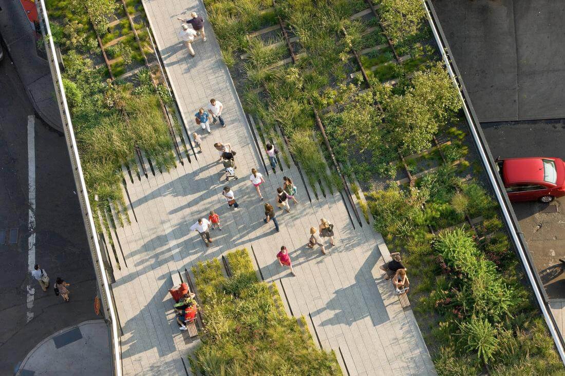 Photo of the walking area at High Line Park in New York - American Butler
