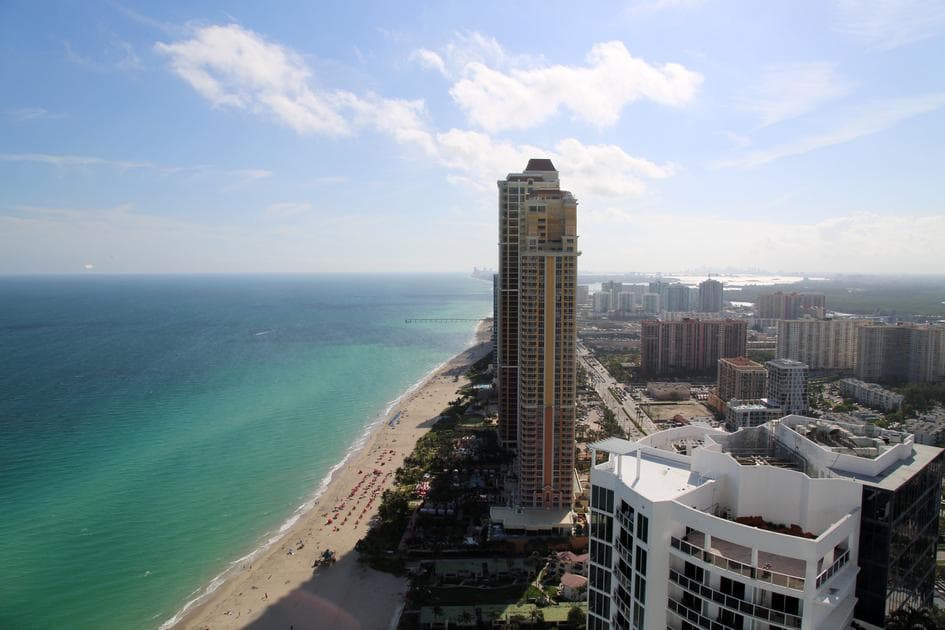 Flats in Florida - photos of panoramic views of apartment buildings on the coast - American Butler