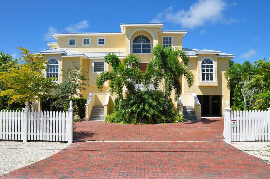 Rent a house or villa in Miami and the suburbs from American Butler — photo of the mansion in the southern part of the resort