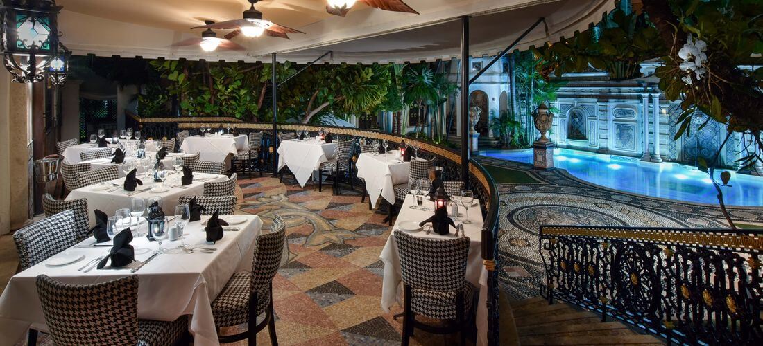 Gianni's Restaurant at the Villa Casa Casuarina, Miami Beach — фото зоны перед бассейном — American Butler