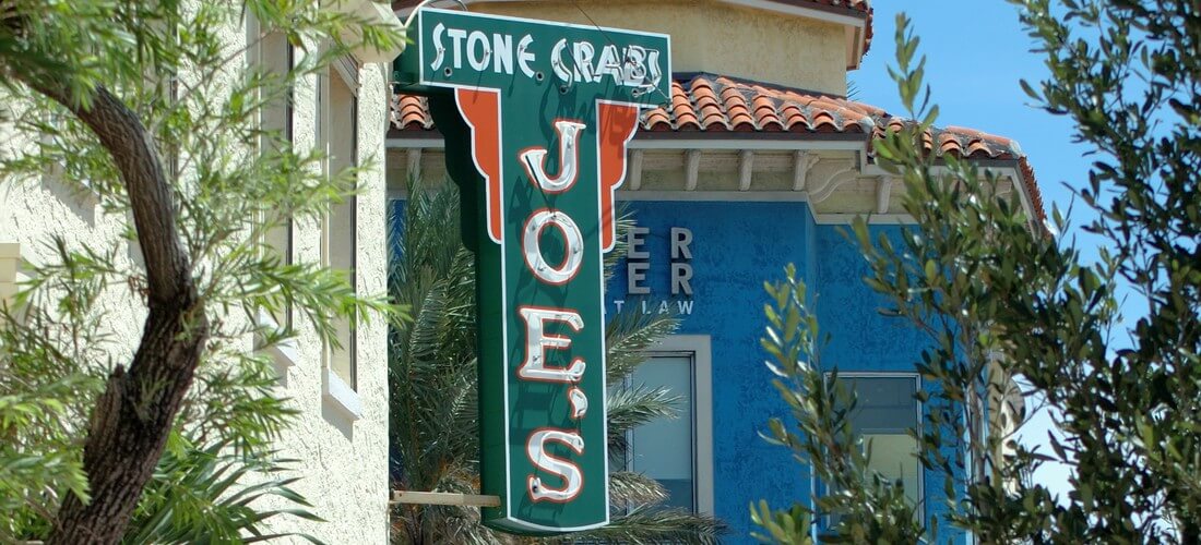 Фото вывески Joe's Stone Crab Restaurant в Майами-Бич — American Butler