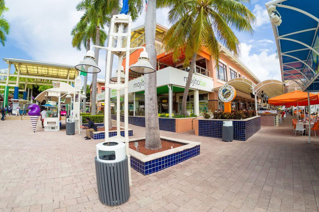 Bayside Marketplace — photo of a shopping center in Miami — American Butler