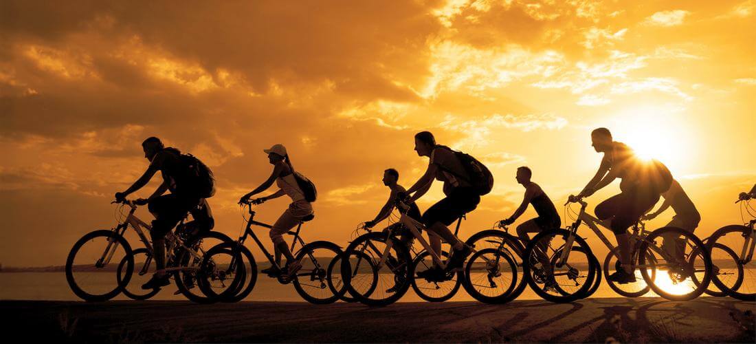 Здоровый образ жизни в США — фото велосипедистов на пляже — American Butler