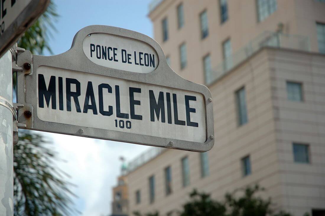 Город Корал-Гейблс во Флориде — фото улицы Miracle Mile — American Butler