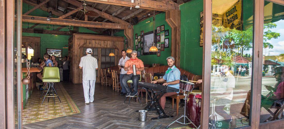 Достопримечательности Маленькой Гаваны в Майами — фото ресторана на улице Calle Ocho — American Butler