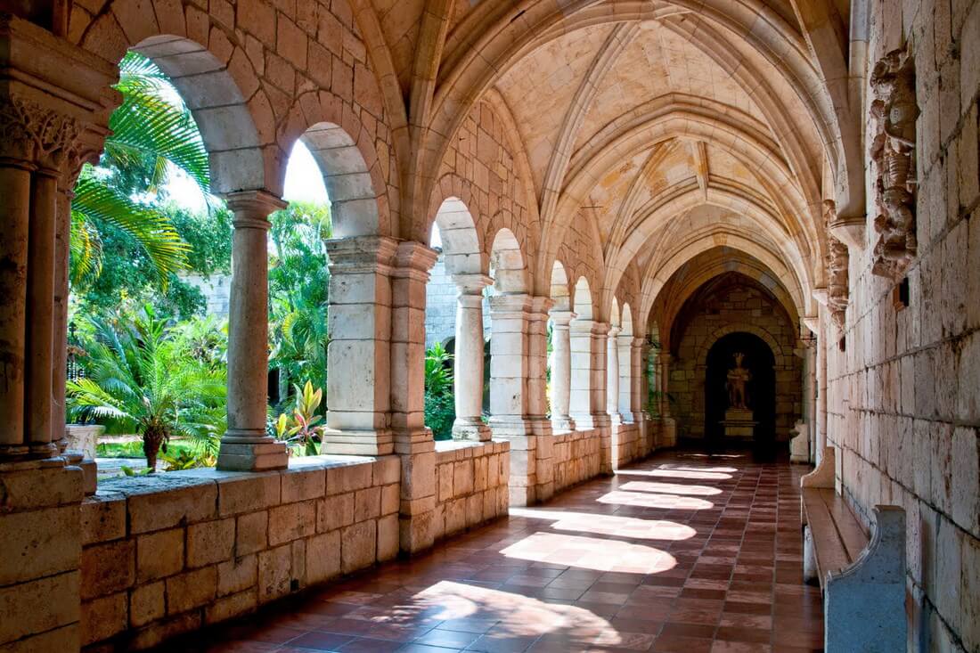 Норт-Майами-Бич — фото Древнего испанского монастыря — American Butler