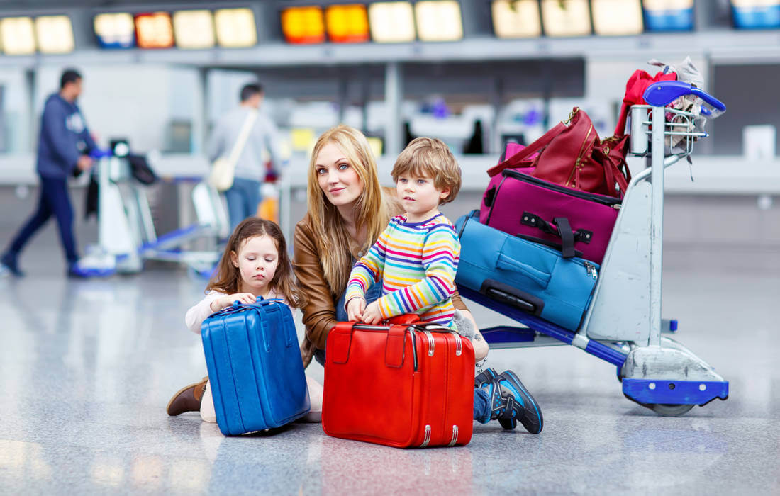 Встреча в аэропорту Майами с табличкой — фото мамы с детьми в очереди в аэропорту — American Butler