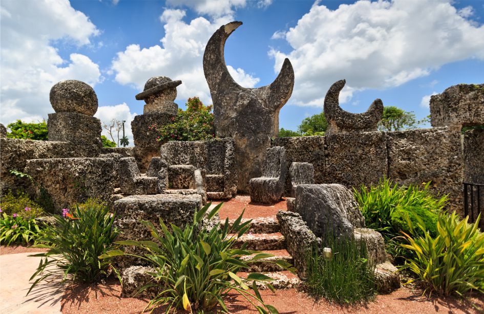 Коралловый замок Эдварда Линдскалнинша во Флориде, США - фото коралловых скульптур о дворе музея - American Butler