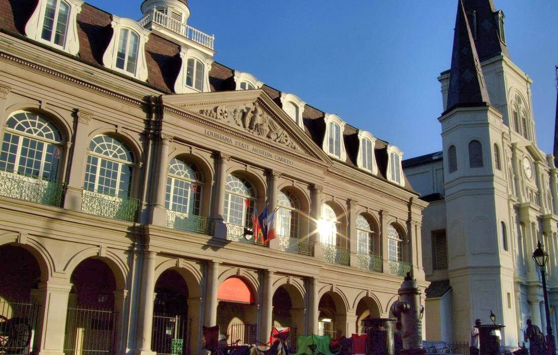 Музей Cabildo в Новом Орлеане - фото здания и площади Джексона - American Butler