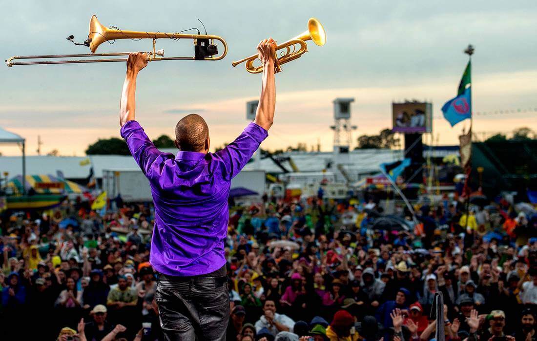 Популярные фестивали Нового Орлеана - фото музыканта перед толпой - American Butler
